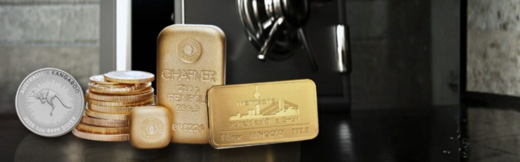 Goldbarren, Goldmünzen und Silbermünzen in sicherer Umgebung vor einem Tresor. Die Darstellung veranschaulicht das anonyme Tafelgeschäft in Heidelberg und den Edelmetallkauf unter Beachtung der geltenden gesetzlichen Vorgaben.