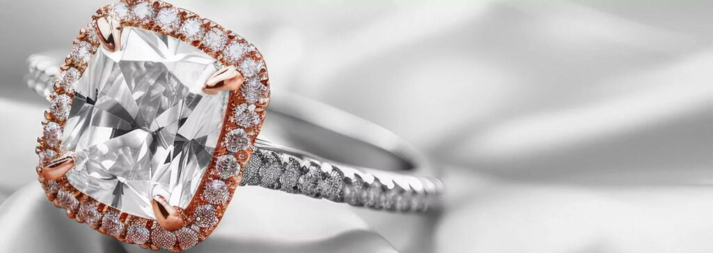 Edler Diamantring mit zentralem Diamanten und Brillantbesatz. Die Aufnahme visualisiert das Verkaufen von Diamanten, die professionelle Diamantbewertung und den Ankauf von Diamantschmuck.