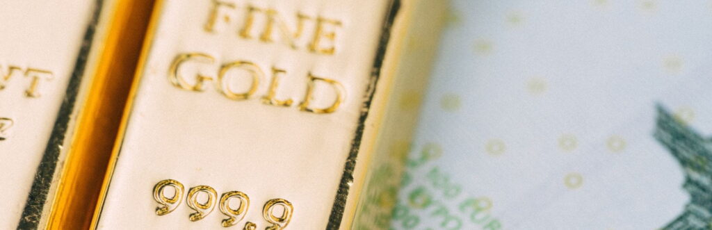 Nahaufnahme hochwertiger Feingoldbarren mit 999,9er Goldgehalt. Die Aufnahme veranschaulicht den Goldankauf von Goldbarren, Anlagegold und Edelmetallen sowie deren professionelle Wertermittlung.
