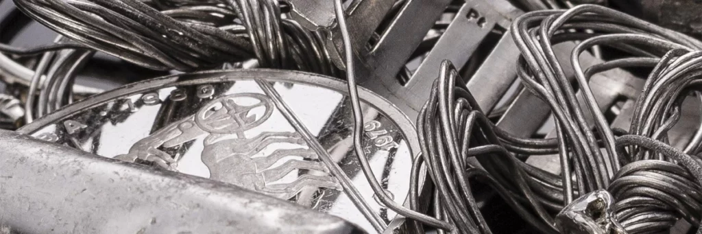 Palladium in verschiedenen Formen, darunter Metallstäbe, Drähte und eine Palladiummünze. Die Aufnahme veranschaulicht den Verkauf von Palladium in Heidelberg sowie die fachgerechte Wertermittlung und den Ankauf des wertvollen Edelmetalls zu marktgerechten Preisen.