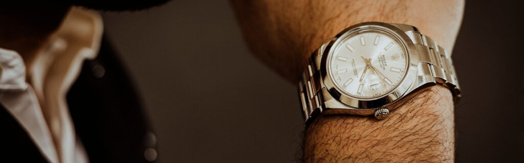 Hochwertige Armbanduhr aus Edelstahl am Handgelenk in Nahaufnahme. Die Aufnahme symbolisiert den Uhrenankauf in Kassel sowie die professionelle Bewertung und den Ankauf von Luxusuhren und hochwertigen Markenuhren renommierter Hersteller.