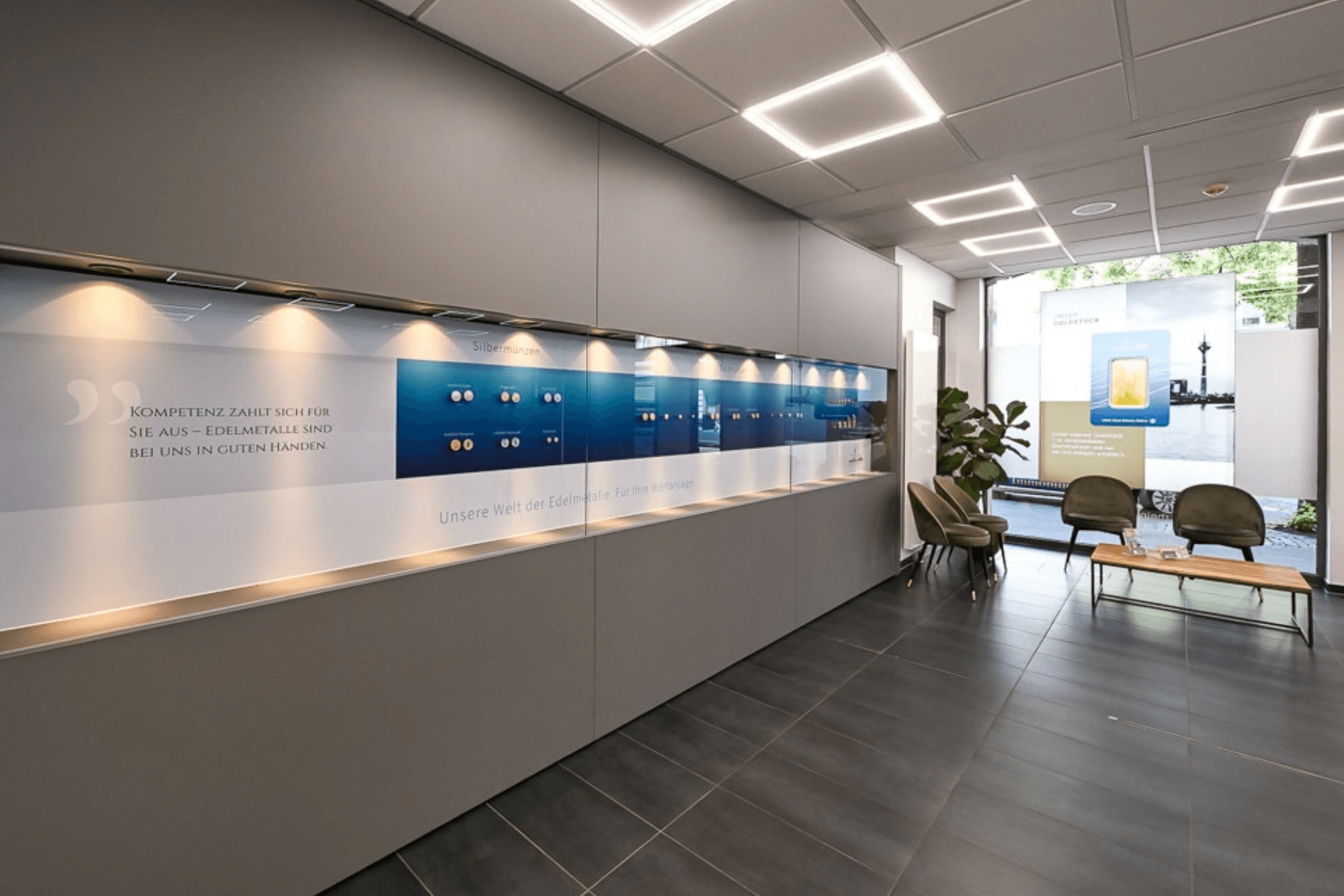 Standort Aachen Wartebereich und Vitrine mit Edelmetallen